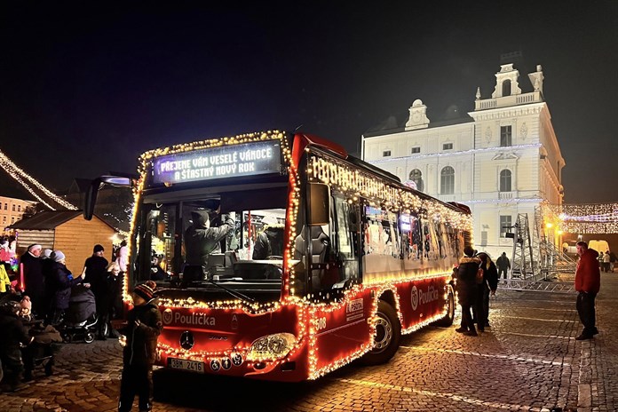 Ulice Uherského Hradiště brázdí vánočně vyzdobená Poulička