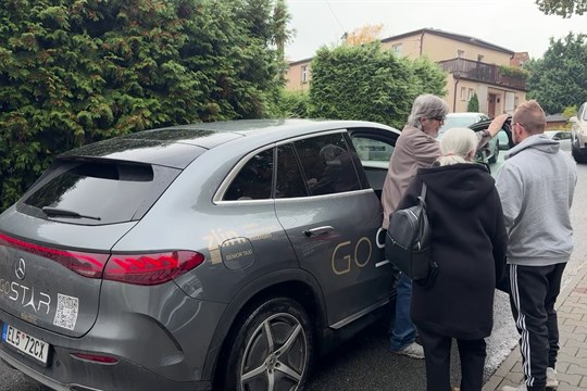 Senior Taxi jezdí ve Zlíně už půl roku, každý měsíc přepraví přes 300 seniorů