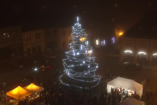 Také Jilemnice rozsvítila svůj vánoční strom