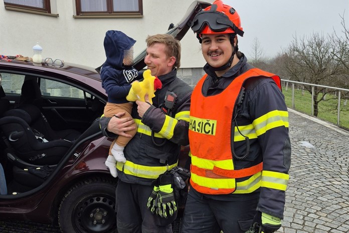 Ženě se samovolně zamklo auto, uvnitř zůstal roční chlapeček
