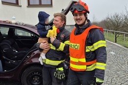 Ženě se samovolně zamklo auto, uvnitř zůstal roční chlapeček
