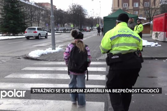 Strážníci se s BESIPEM zaměřili na bezpečnost chodců. Rozdávali také reflexní prvky