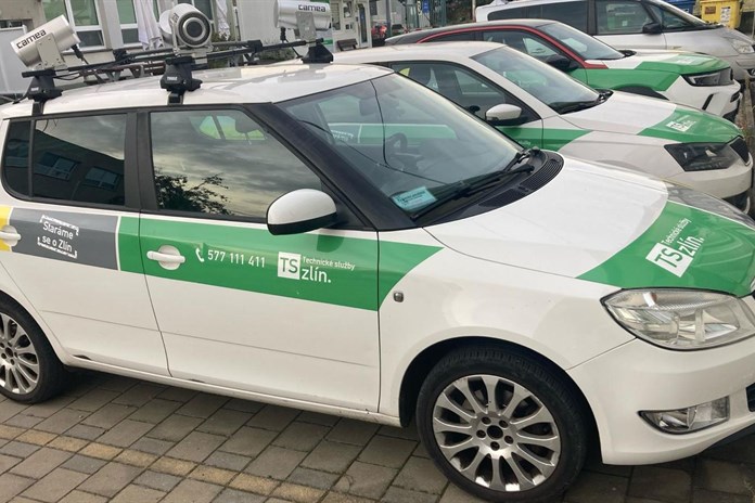 Parkování v ulicích Zlína bude kontrolovat chytré kamerové auto