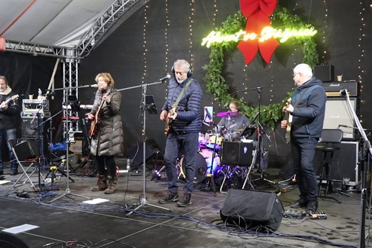 Při rozsvěcování stromu zahrála kapela složená z vedení města