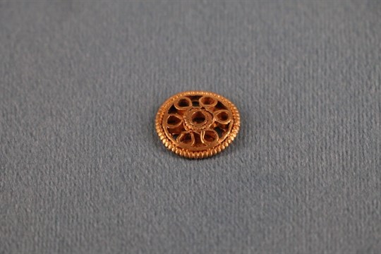 Výstava ukazuje miniaturní šperky vyrobené dávnými předky