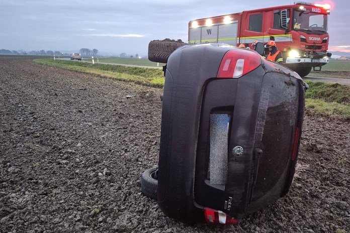 Po nehodě u Ludslavic skončilo osobní vozidlo převrácené v poli