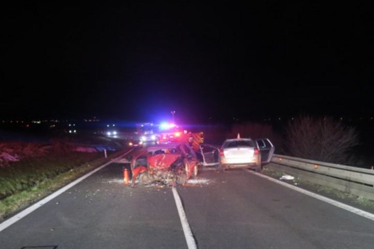 Jeden mrtvý, dva zranění. Řidič Felicie se srazil s autem v protisměru