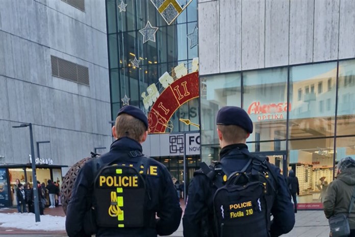 Policie posílila dohled na trzích a v nákupních centrech kvůli adventu