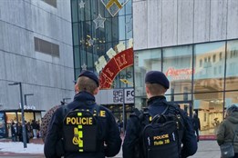 Policie posílila dohled na trzích a v nákupních centrech kvůli adventu