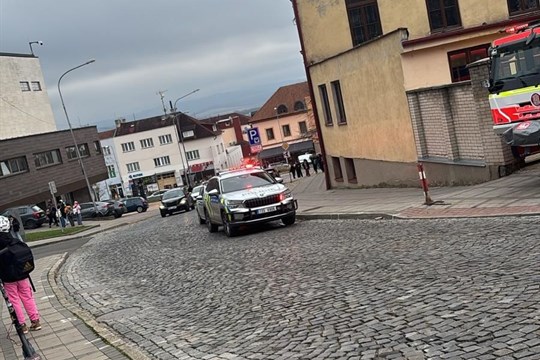 Policie evakuovala 450 osob ze základní školy v Uherském Brodě. Hrozil výbuch nebezpečné látky