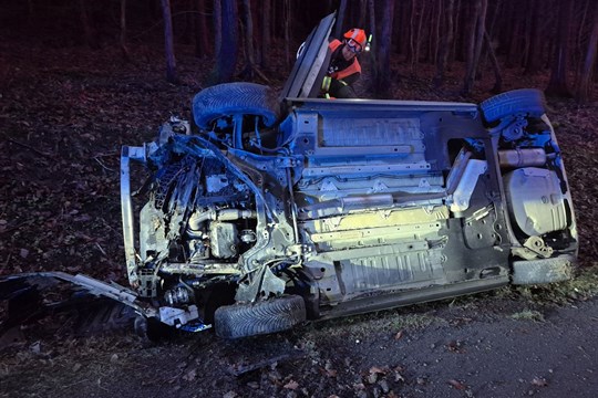 Středeční odpoledne ve znamení nehod: Auta skončila na boku, tři osoby se zranily