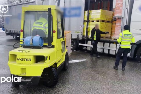 Únik na dani za čtvrt milionu. Celníci zastavili náklad kamionu s dva tisíce litry alkoholu