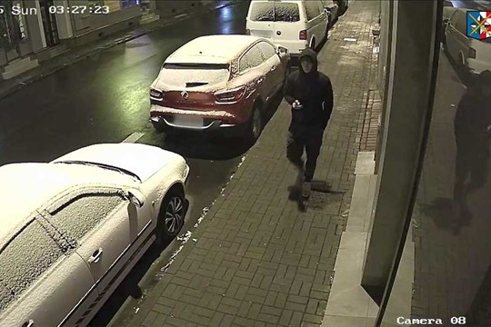 Policie hledá muže z kamer: pomůže objasnit rozsáhlé posprejování zdi pivovaru v Přerově