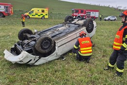 Čtvrteční nehody si vyžádaly dva zraněné. Vozidla skončila v poli, jedno se převrátilo na střechu