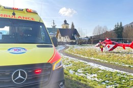 Pracoval na střeše a spadl z výšky sedmi metrů. Muž krvácel z hlavy a vážně si poranil nohu