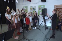 V rámci výchovných koncertů pro školy se slavilo 60. výročí Večerníčku a 80. výročí ZUŠ