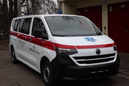 Nadace Andělína nadělila nemocnici novou sanitku
