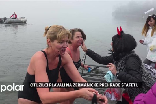 Otužilci plavali na Žermanické přehradě Mikulášskou štafetu