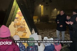 Opava-Jaktař rozsvítila dřevěný betlém: klienti Charity přidali vyřezávaného velblouda