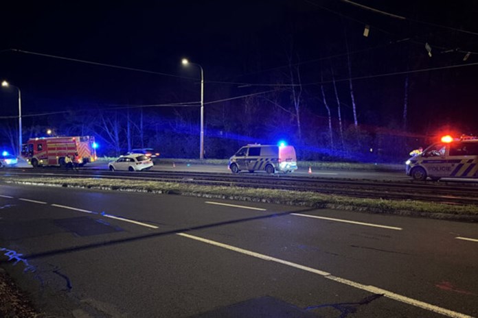 Auto v kolejišti zastavilo tramvaje. DPO zařídil náhradní dopravu