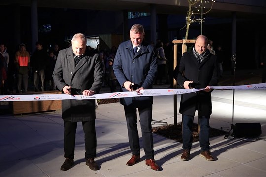 Před Základní školou Hutník vzniklo nové veřejné prostranství