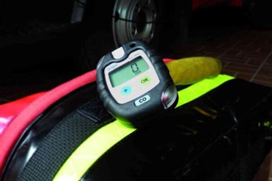 Záchranáři přijeli ke kolabujícímu muži v Karviné. Čidlo je upozornilo na oxid uhelnatý