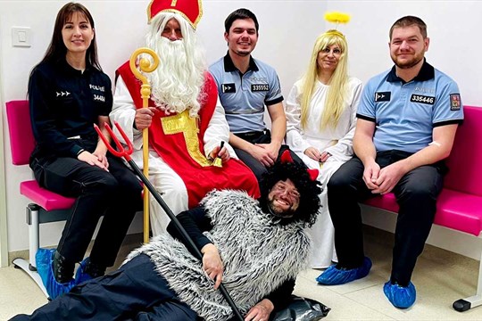 Modrá vlna solidarity: policisté darují krev v mikulášské akci