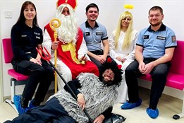 Modrá vlna solidarity: policisté darují krev v mikulášské akci