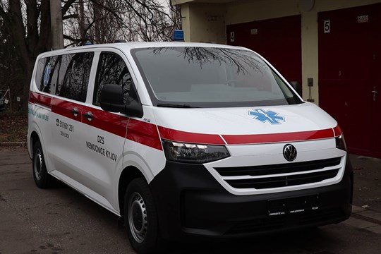 Nadace Andělína nadělila nemocnici novou sanitku