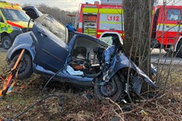 Kvůli nebezpečnému předjíždění skončilo auto ve stromě. Dva senioři se vážně zranili