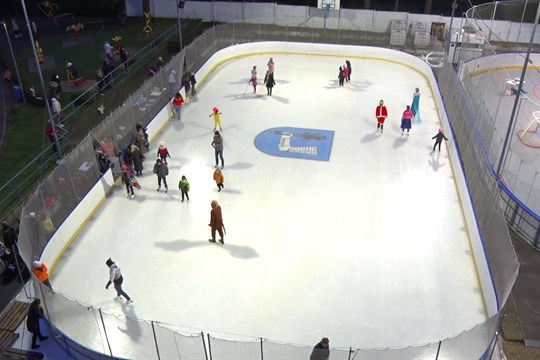 Bruslařskou sezónu zahájil pohádkový karneval na ledě