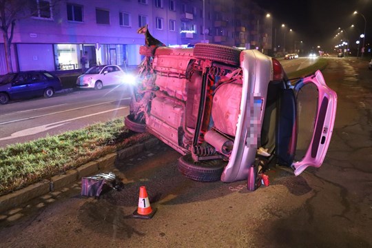 Opilá řidička v Kroměříži převrátila auto na střechu
