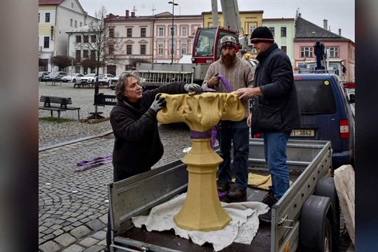 Millerova vila znovu září: Ozdobná váza se vrátila na své místo