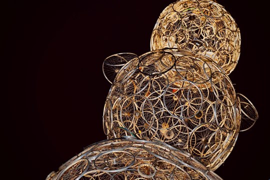 Kovozoo ve Starém Městě má novou dominantu! Gigantického sněhuláka vyrobili z ráfků starých jízdních kol