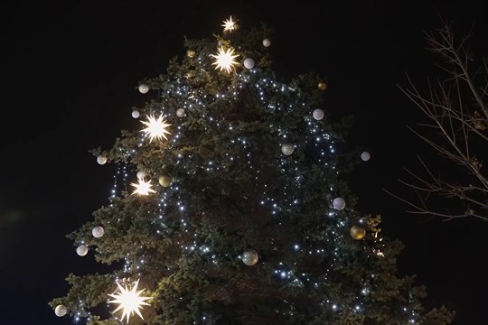 Ve Valašském Meziříčí spojili rozsvícení vánočního stromu s mikulášskou nadílkou