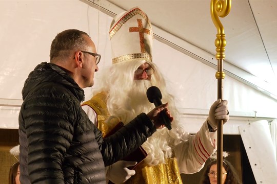 Na náměstí Velké Moravy přišel za dětmi Mikuláš a rozsvítil vánoční strom