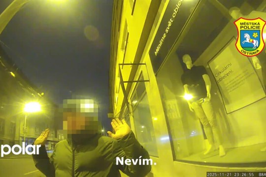 Opilý mladík rozbil skleněné okna a dveře. Byl dopaden díky systému PCO