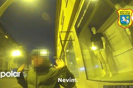 Opilý mladík rozbil skleněné okna a dveře. Byl dopaden díky systému PCO