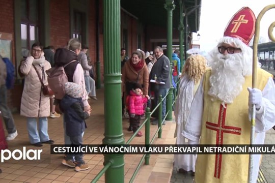 Netradiční Mikuláš překvapil rodiny ve Vánočním vlaku