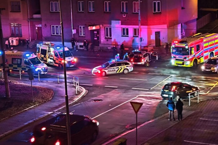 Řidička v Ostravě nedala při odbočování přednost policistům, zranilo se pět lidí