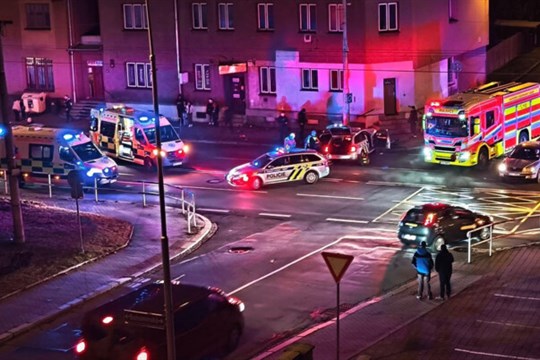 Řidička v Ostravě nedala při odbočování přednost policistům, zranilo se pět lidí