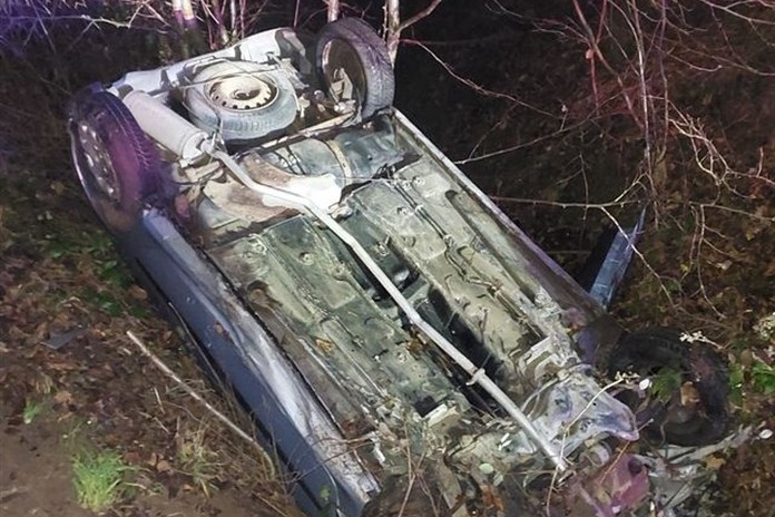 Opilý řidič havaroval na Vsetínsku do potoka. Nadýchal 2,4 promile