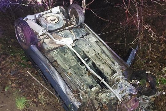 Opilý řidič havaroval na Vsetínsku do potoka. Nadýchal 2,4 promile