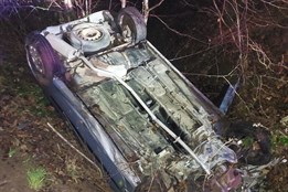 Opilý řidič havaroval na Vsetínsku do potoka. Nadýchal 2,4 promile