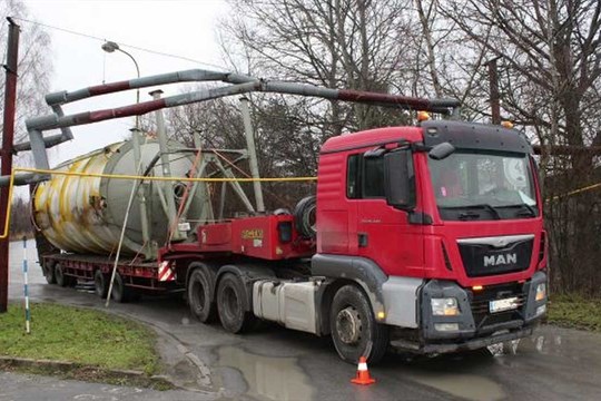 Řidič podcenil výšku nákladu, potrubí to neustálo