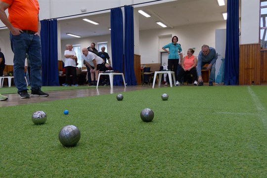 V Sadech létaly po koberci stříbrné koule