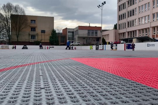 Hokejbalové hřiště ve Vsetíně má nový bezpečnější povrch