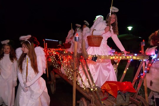 Mikuláš s andělským vozem taženým čerty přišel rozsvítit vánoční strom