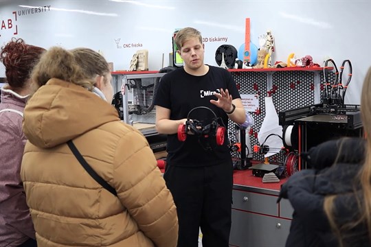 Na dnu otevřených dveří mohli návštěvníci vidět i budoucí dílny