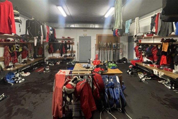 Okrádal hokejisty během tréninku. Recidivista nakradl věci za 130 tisíc korun